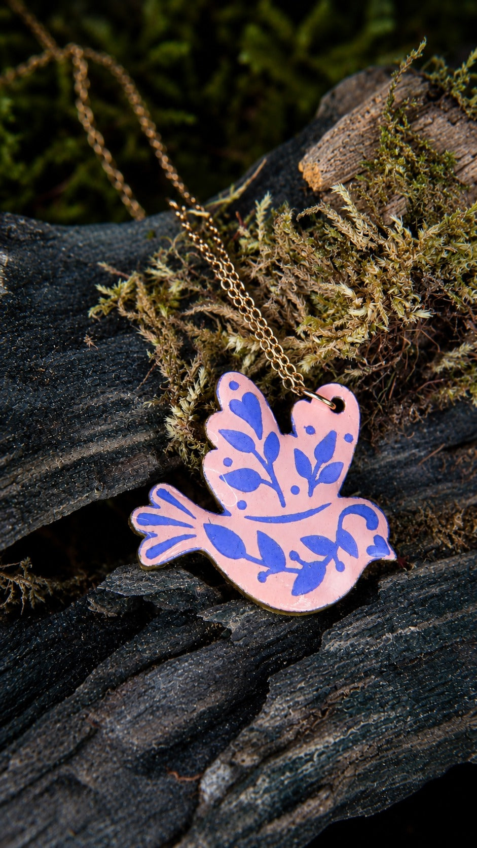 Avélia, collier oiseau en bois et résine rose et violet