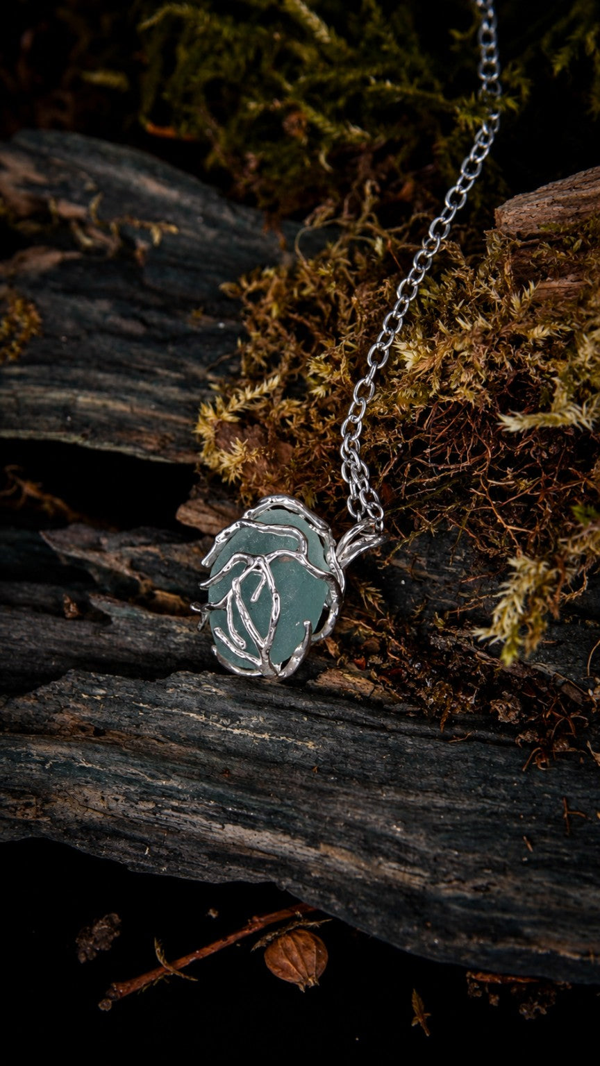 Nerina, collier Olibria en verre de mer bleu ramassé en Bretagne, retenu dans une monture en forme de racines en acier inoxydable.