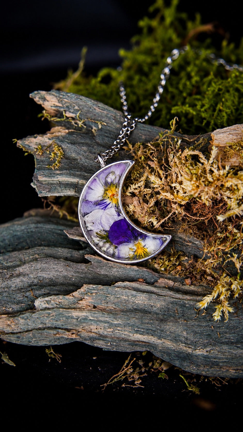Luna, collier lune en acier inoxydable avec fleurs séchées sous résine