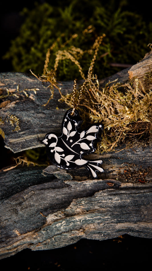 Avélia, collier oiseau en bois et résine noir et crème