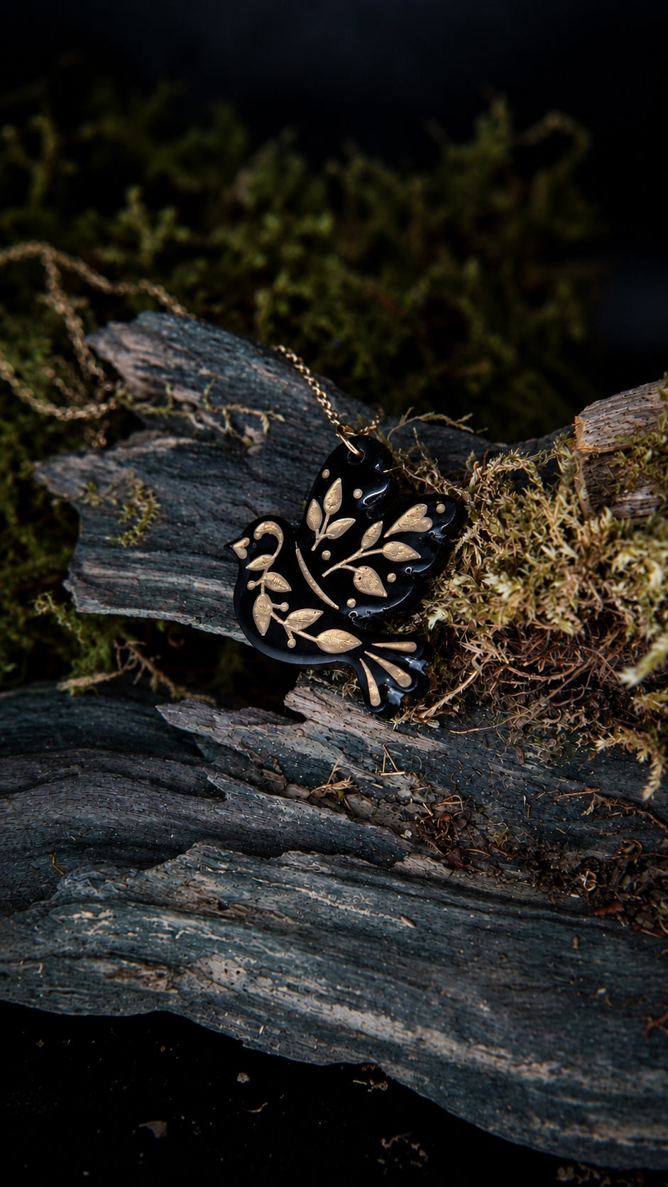 Avélia, collier oiseau en bois et résine noir et doré