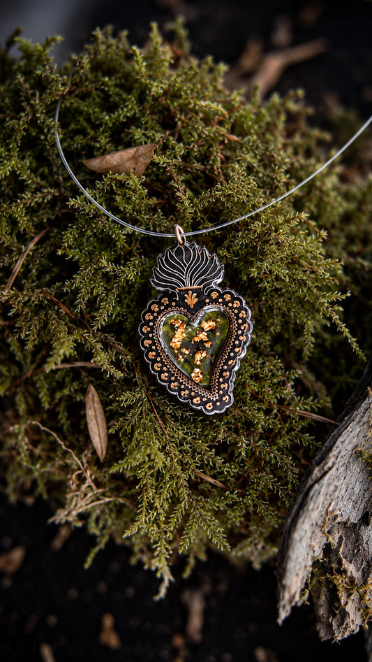 Botanica, collier inspiré des ex-voto en bois et résine incrustée de feuille d’or sur fil transparent