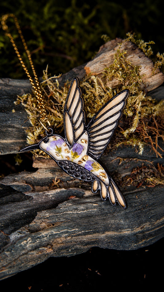 Collier Colibri en bois résiné, fleurs séchées et feuille d’or, chaîne dorée