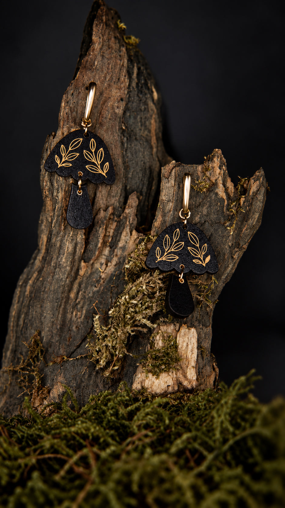 Mycelia, boucles d’oreilles champignons en bois Noir et jaune foncé — articulé