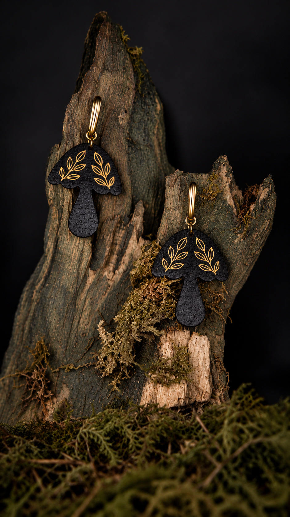 Mycelia, boucles d’oreilles champignons en bois noir et jaune clair — modèle entier