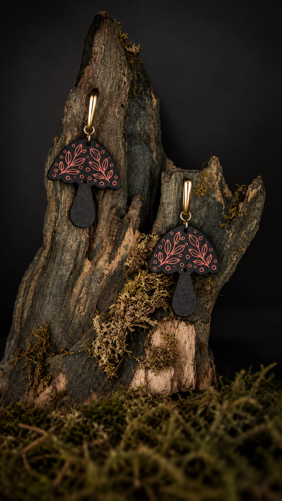 Mycelia, boucles d’oreilles champignons en bois Noir et corail — articulé