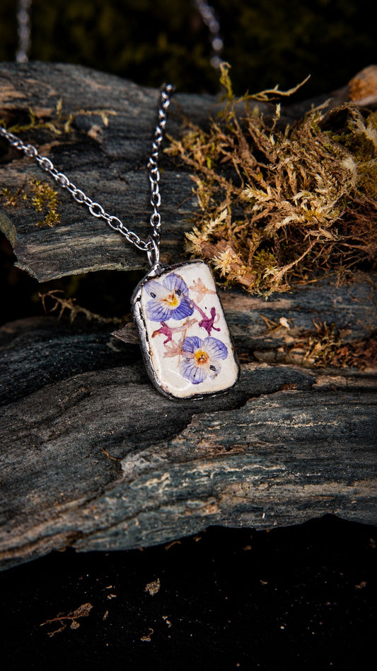 Rivélia, collier en céramique récupérée avec fleurs sous résine et contour en étain