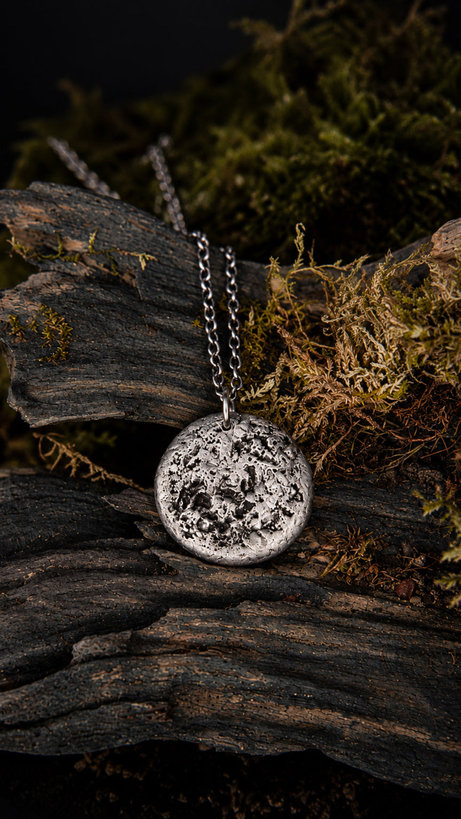 Sélène, collier lune en étain texturé, photographie verticale